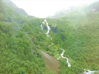 Первый участок - серпантин вдоль водопада (вид с поезда)