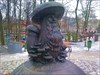на фото: Памятник поговорке "В Рязани грибы с глазами"
