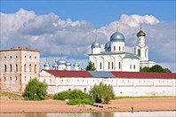 300px-Novgorod_-_View_on_Yuriev_Monastery_from_Volkhov_02-Юрьев монастырь