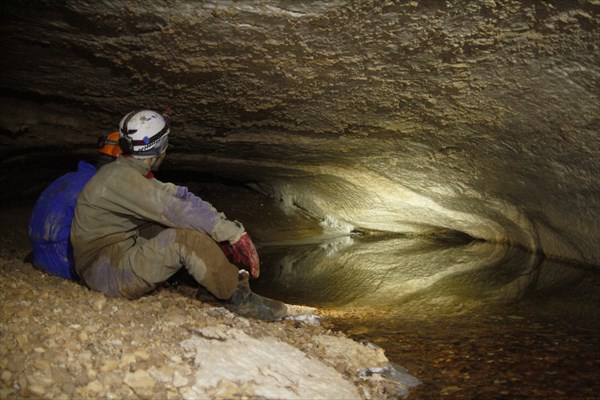 У входа в пещеру холодно. Но фотографов приходится ждать!