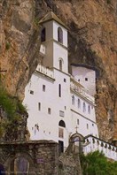 Монастырь Острог - пожалуй, наиболее почитаемый в Черногории