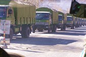 Колонна военных грузовиков, движущаяся по направлению к Лхасе