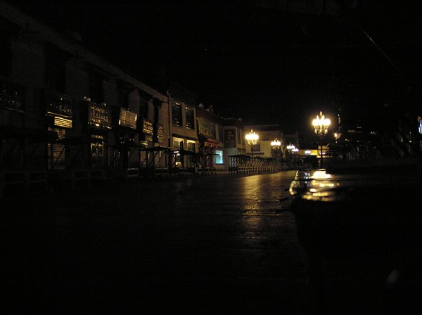 Улица Лхасы недалеко от монастыря Джоканг