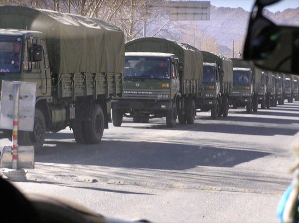 Колонна военных грузовиков, движущаяся по направлению к Лхасе