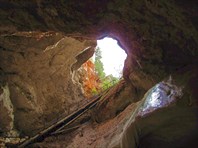 Вид снизу-Голубинская пещера