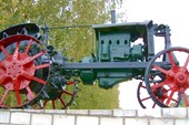 Памятник трактору