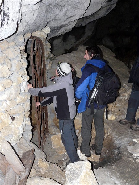 За решеткой-пещера