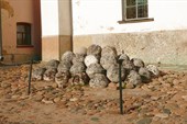 Каменные ядра у Софийского собора