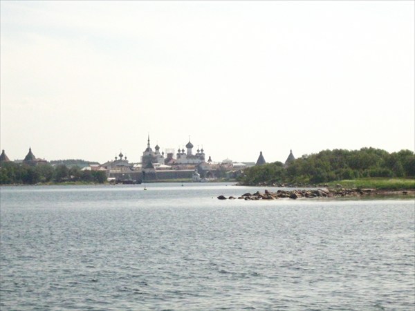 Вид на Соловецкий монастырь при подходе к бухте