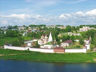 800px-View_of_Staritsa-Свято-Успенский монастырь