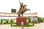 Памятник Герою Советского Союза Мовлиду Висаитову.
