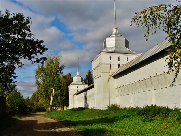 Стены монастыря.