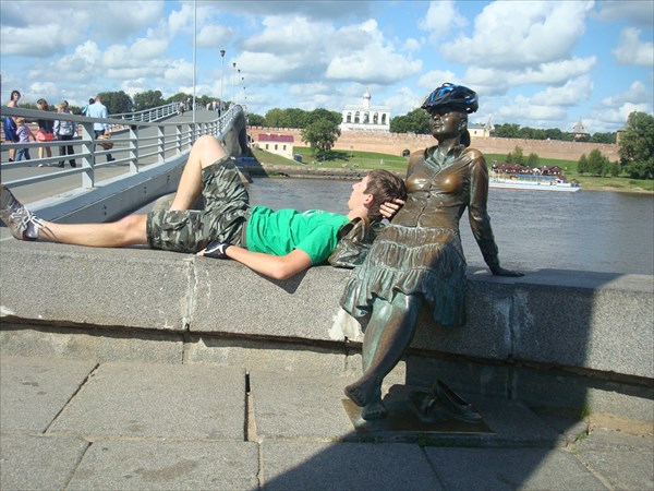 Скульптура "уставшые велотуристы"