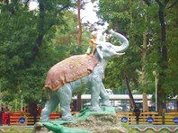 Слон-Сквер "Со слоном"