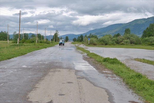 Затопление дороги в Усть-Коксу (с видом на долину)