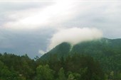 Облака-улитки, ползущие по вершинам гор