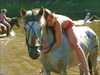 на фото: Купание с конями