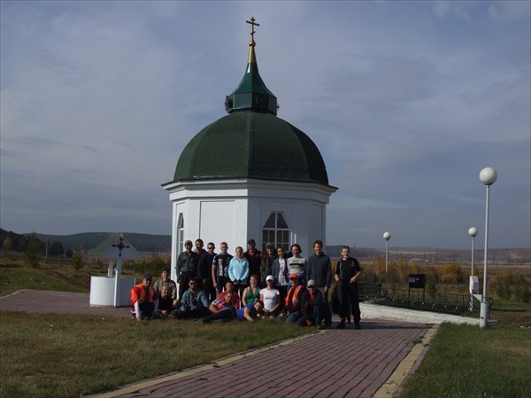 Группа велотуристов у источник