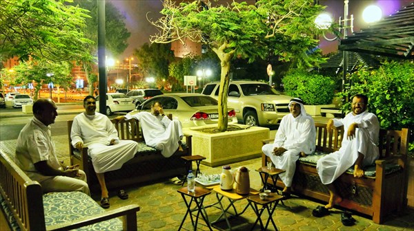 Отведал чашечку кофе и фиников в приятной компании