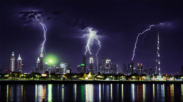 Молнии над Дубаем