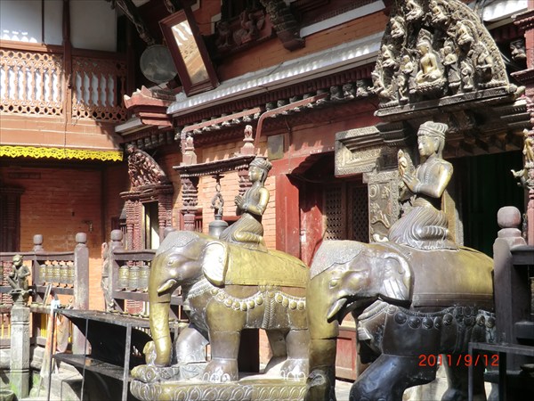 В маленьком храме тысячи Будд