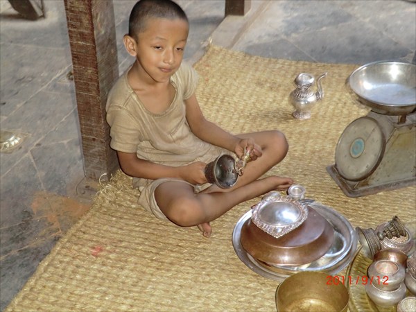 Мальчик-монах, служащий в храме