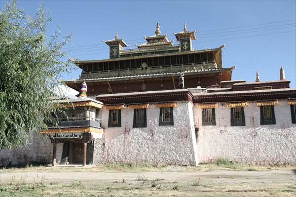 Внутренние здания на территории монастыря