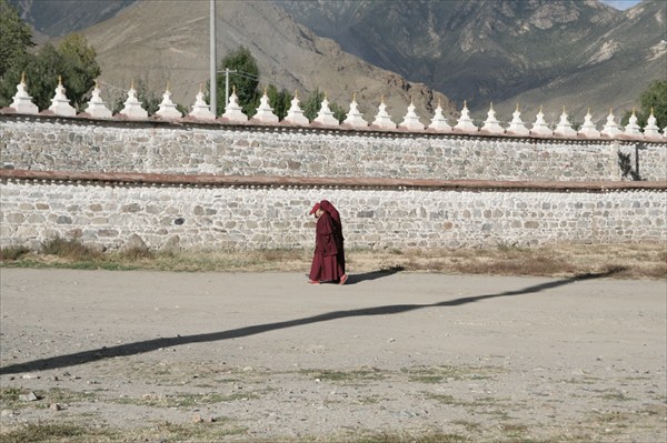Монахи у монастырской стены
