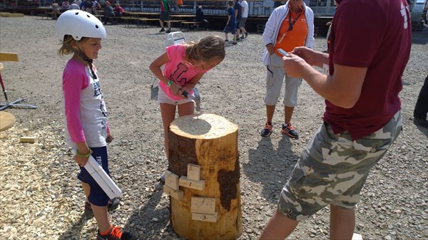 Детей учат пилить и забивать, мастерят короче из дерева