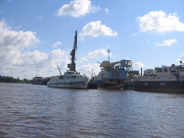 Новгородский порт ( "Москвич" похож на "Чайку" только меньше) 