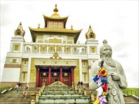 Вход в храм-Храм Золотая обитель Будды Шакьямуни