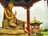 Статуя одного из учителей-Храм Золотая обитель Будды Шакьямуни