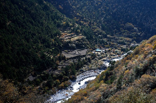 Река Дудх и деревня Пхорце Тханга (Phortse Thanga)