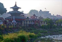 Храмовый комплекс на берегу еще одной реки в Катманду