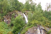 Множество водопадов по левому берегу