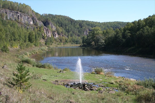 Фонтан на реке Ай