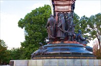 Фигуры у подножия-Памятник Екатерине II