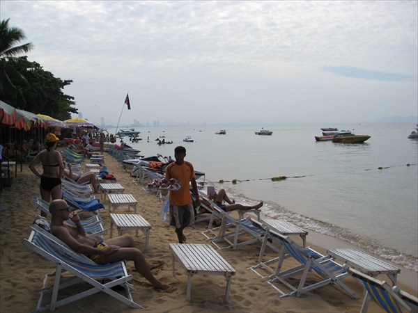 Пляж бухты Джомтьен город Паттайя.