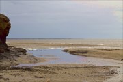 Ручеек втекает в море. Отлив..