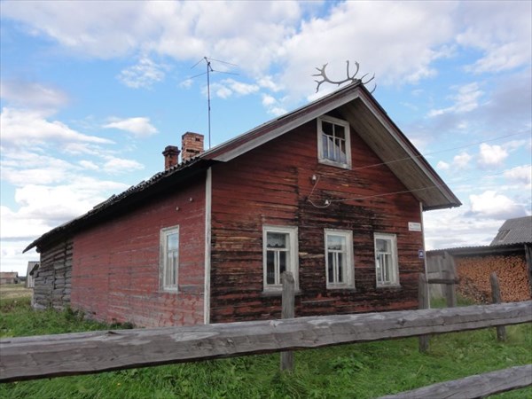 Дом с лосиными рогами на крыше