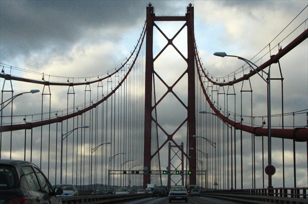 Фото 1. Мост 25 Апреля. Вид из машины