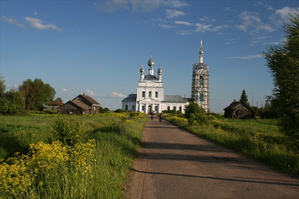 дорога к церкви