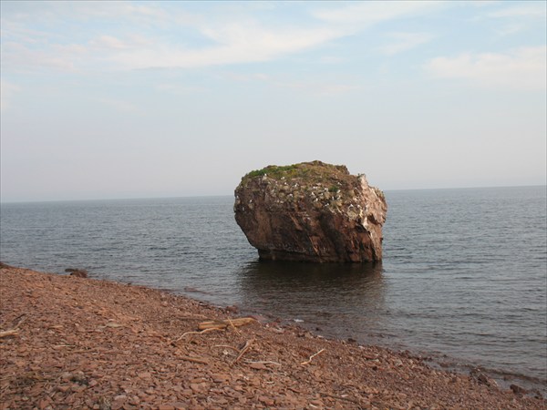 Скала около мыса Корабль.