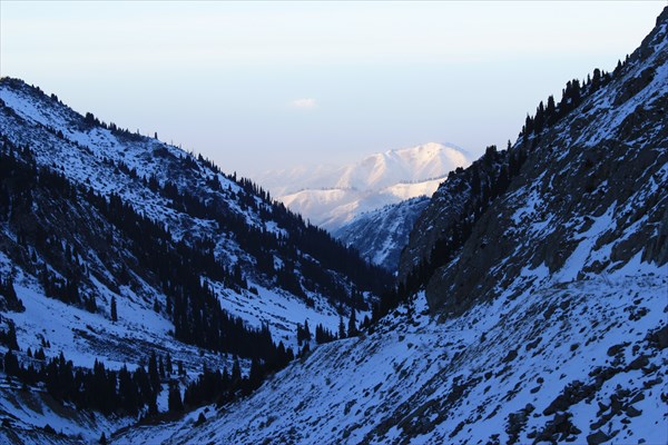 Вид с 3000 метров из ущелья на Алмату.