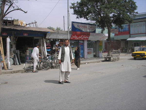 Такие магазинчики разбросаны по всему Кабулу.