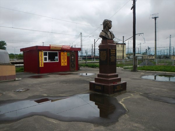 Памятник Высоцкому. Бологое. Вокзал
