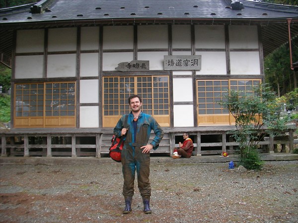 Буддийский храм рядом с пещерой