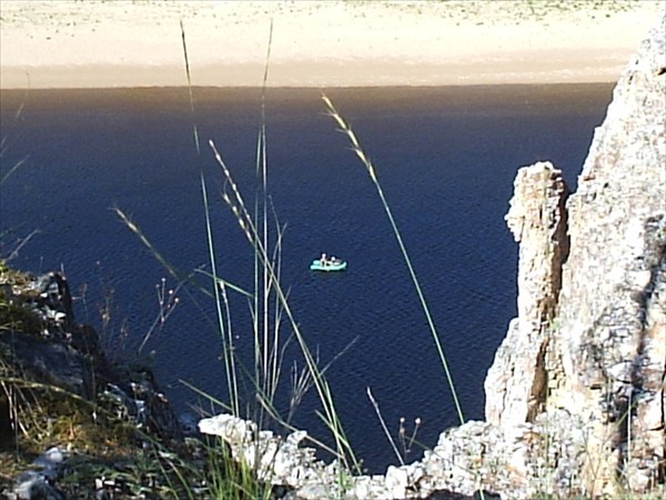 на фото: наша лодка с высоты Амгинских столбов