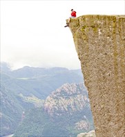 На краю Прекестулена-скала Кафедра Проповедника