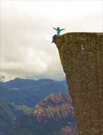 На краю Прекестулена-скала Кафедра Проповедника